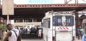 Lire la suite à propos de l’article Baux Maraîchers : Un « coxeur » somalien tente de poignarder des passagers avant de s’attaquer à un policier