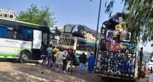 Lire la suite à propos de l’article Couvre feu des transporteurs : Des centaines de bus immobilisés à Tamba