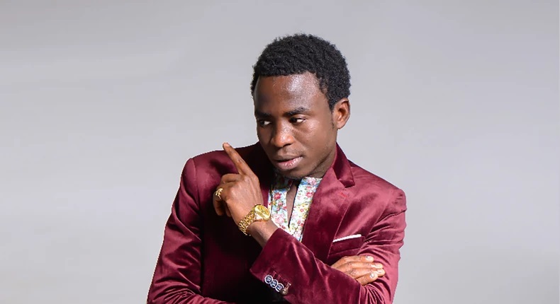 You are currently viewing Tournée en Italie : le guitariste de Sidy Diop s’enfuit