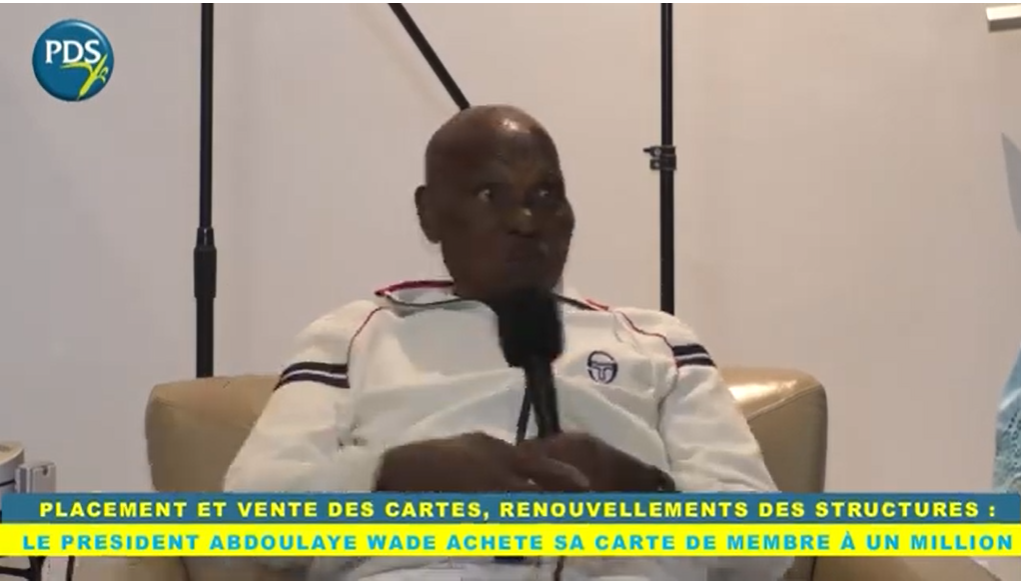 You are currently viewing Abdoulaye Wade achète sa carte de militant du PDS à 1 million de Francs et lance un message à …
