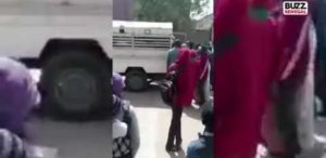 Lire la suite à propos de l’article Vidéo-Insolite à Guédiawaye: Un homme accusé de vol de 2 sexes
