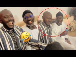 Lire la suite à propos de l’article (Vidéo) Les délires de Diogaye font sortir le beau sourire de Borom Darou.