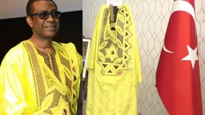Lire la suite à propos de l’article Grand boubou de Youssou Ndour vendu à 8 500 000 FCFA : Découvrez l’acheteur