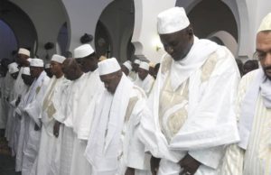 Lire la suite à propos de l’article Le premier ministre Amadou Bâ a effectué la prière à la mosquée de Médina Gounass