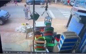 Lire la suite à propos de l’article Regardez la vidéo d’un cambriolage en plein journée en Cote d’Ivoire