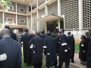Lire la suite à propos de l’article Les travailleurs de la justice continuent la grève