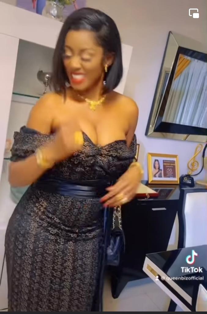 You are currently viewing La reine Queen Biz gâte ses folowers