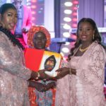 Lire la suite à propos de l’article SEMAINE DE LA FEMME : Thérèse Faye Diouf primée et portée en modèle par « LES LINGUÈRES »