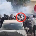 Lire la suite à propos de l’article Les militants du Pastef en colère Ousmane Sonko est extrait manu militari de son véhicule puis conduit au tribunal de Dakar