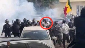 Lire la suite à propos de l’article Les militants du Pastef en colère Ousmane Sonko est extrait manu militari de son véhicule puis conduit au tribunal de Dakar