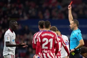 Lire la suite à propos de l’article Liga Santander : Le FC Séville fait appel au carton rouge de Pape Gueye contre l’Atletico Madrid