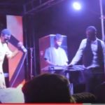 Lire la suite à propos de l’article (Vidéo) : Electrisé par le courant, Dof Ndeye tombe en plein concert (vidéo)
