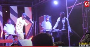 Lire la suite à propos de l’article (Vidéo) : Electrisé par le courant, Dof Ndeye tombe en plein concert (vidéo)