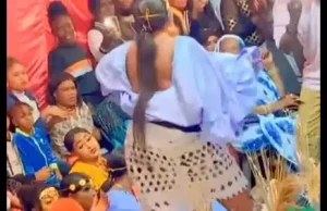 Lire la suite à propos de l’article Henné time – Béthio sans sl!p, leumbeul endiablé : Cette fille détrône Mamy Cobra et Mame Ndiaye Savon. Regardez !