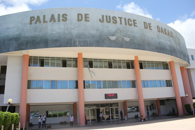 You are currently viewing Partage de contenus d’Afrique Confidentielle : Momo Gaye déféré au parquet