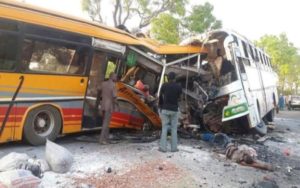 Lire la suite à propos de l’article Louga : Un accident a couté la vie à cinq morts et 37 blessés