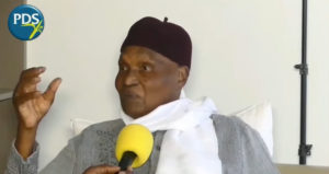 Lire la suite à propos de l’article « Je ne marcherai jamais sur des cadavres pour aller au Palais » : Abdoulaye Wade revient sur sa célèbre phrase (Vidéo)