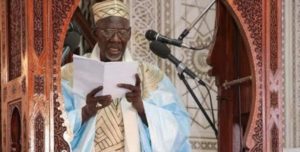 Lire la suite à propos de l’article Refus de recevoir Sonko chez lui / Imam Samb : « je ne suis pas un marabout, mais un imam, donc c’est à la mosquée qu’on doit me trouver »