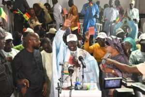 Lire la suite à propos de l’article Présidentielle 2024, la CR/2SR statue sur le candidat de Benno : « LUY JOT JOTNA, Que Benno libère  Macky et  Que Macky libère Benno »