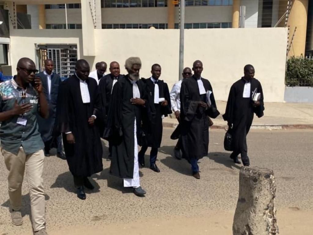 Lire la suite à propos de l’article Suivez en direct la déclaration des avocats de Ousmane Sonko