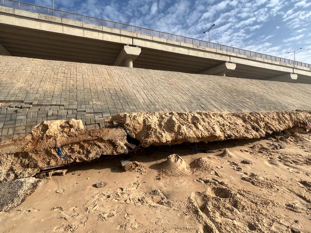 Lire la suite à propos de l’article Appel d’alerte aux services compétentes: Le Pont de Camberène subit les assauts des vagues dévastatrices
