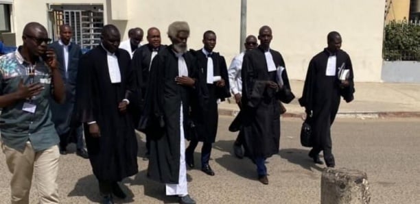 You are currently viewing Cité Keur Gorgui : le pool d’avocats de Sonko attendu chez leur client