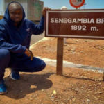 Lire la suite à propos de l’article Désobéissance civile : interdit de sortie du territoire, Ousmane Sonko fait escale en Gambie et défie la justice