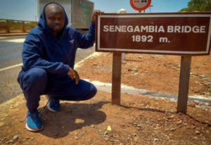 Lire la suite à propos de l’article Désobéissance civile : interdit de sortie du territoire, Ousmane Sonko fait escale en Gambie et défie la justice