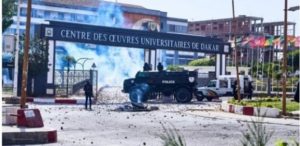 Lire la suite à propos de l’article Condamnation de Sonko: des affrontements éclatent à l’UCAD