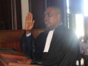 Lire la suite à propos de l’article Suivez en direct la déclaration des avocats d’Ousmane Sonko