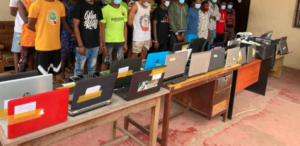 Lire la suite à propos de l’article 33 Nigérians arrêtés : La DSC neutralise un gang de cybercriminels