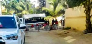 Lire la suite à propos de l’article Chez Ousmane  Sonko : Le dispositif sécuritaire autour de la maison de Ousmane Sonko allégé