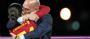 Lire la suite à propos de l’article Baiser forcé :la fédération Espagnole sanctionne Luis Rubiales