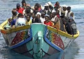 You are currently viewing Une pirogue qui a quitté le Sénégal avec 105 personnes, dont deux mineurs, secourue au large des îles Canaries