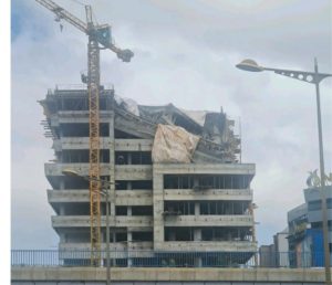 Lire la suite à propos de l’article Alerte Image sur la VDN: effondrement du toit d’un immeuble en construction