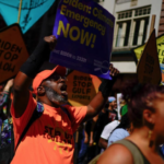 Lire la suite à propos de l’article Climat: à New York, des milliers de personnes somment Biden d’«en finir avec les énergies fossiles»