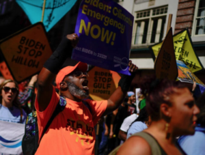 Lire la suite à propos de l’article Climat: à New York, des milliers de personnes somment Biden d’«en finir avec les énergies fossiles»