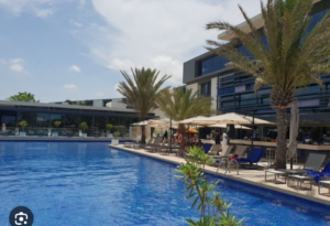 Lire la suite à propos de l’article Mort par noyade dans une piscine : Deux agents du Radisson en Garde á vue