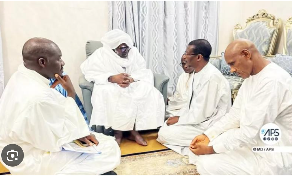 You are currently viewing Touba : Mary Teuw Niane reçu par le Khalife général des mourides !