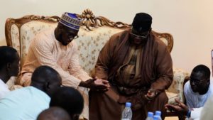 Lire la suite à propos de l’article « Ziar à Gouy Mbind : Aziz Ndiaye et son frère Baye Ndiaye ont été chaleureusement accueillis par Serigne Bassirou Mbacke Khadim Awa Bâ. »