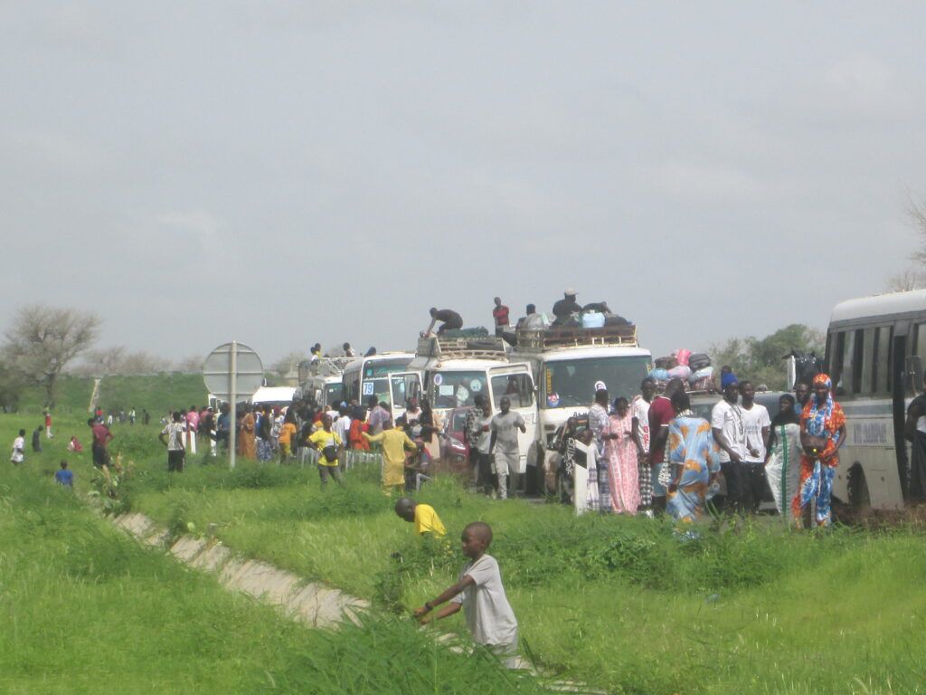 You are currently viewing Magal 2023 : Un impressionnant embouteillage à l’entrée de Bambèye