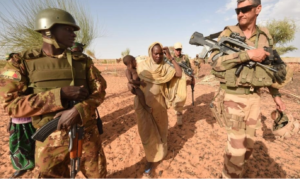 Lire la suite à propos de l’article Opérations militaires extérieures de la France: le départ du Niger confirme un changement d’ère