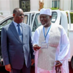 Lire la suite à propos de l’article Macky Sall charme et offre des véhicules à des chefs de village