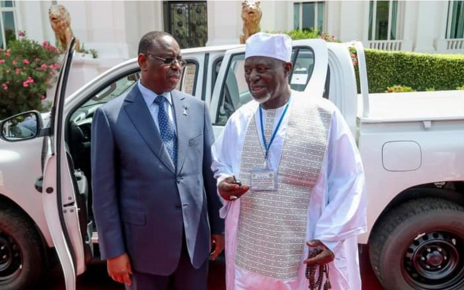 You are currently viewing Macky Sall charme et offre des véhicules à des chefs de village