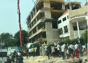 Lire la suite à propos de l’article Une partie d’un immeuble en construction s’effondre á Dakar