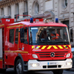 Lire la suite à propos de l’article Paris : 156 sapeurs-pompiers secourent une vingtaine d’occupants d’un immeuble en feu