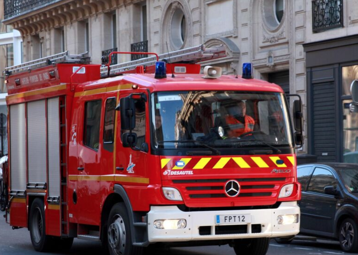 You are currently viewing Paris : 156 sapeurs-pompiers secourent une vingtaine d’occupants d’un immeuble en feu