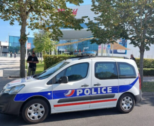 Lire la suite à propos de l’article Le centre commercial Carré Sénart évacué après la découverte d’un sac suspect… qui contenait des vêtements