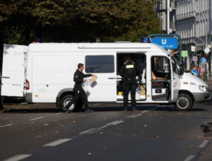 Lire la suite à propos de l’article Une synagogue visée par des cocktails Molotov à Berlin, pas de blessés ni de dommages