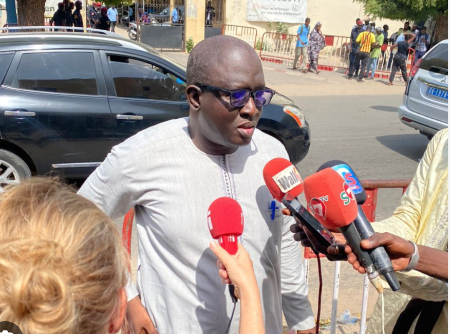 You are currently viewing Sénégal: le mandataire de l’opposant Ousmane Sonko empêché de récupérer les fiches de collecte de parrainages en vue de la Présidentielle 2024
